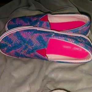 New Toms slip on